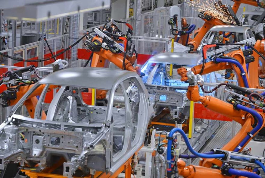 Industrirobotter der svejser i bilfabrik