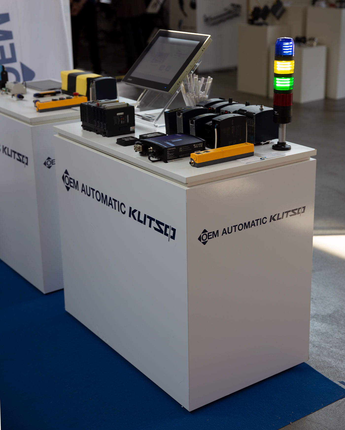 HMI-skærm, strømforsyninger, og advarselslys til robotter