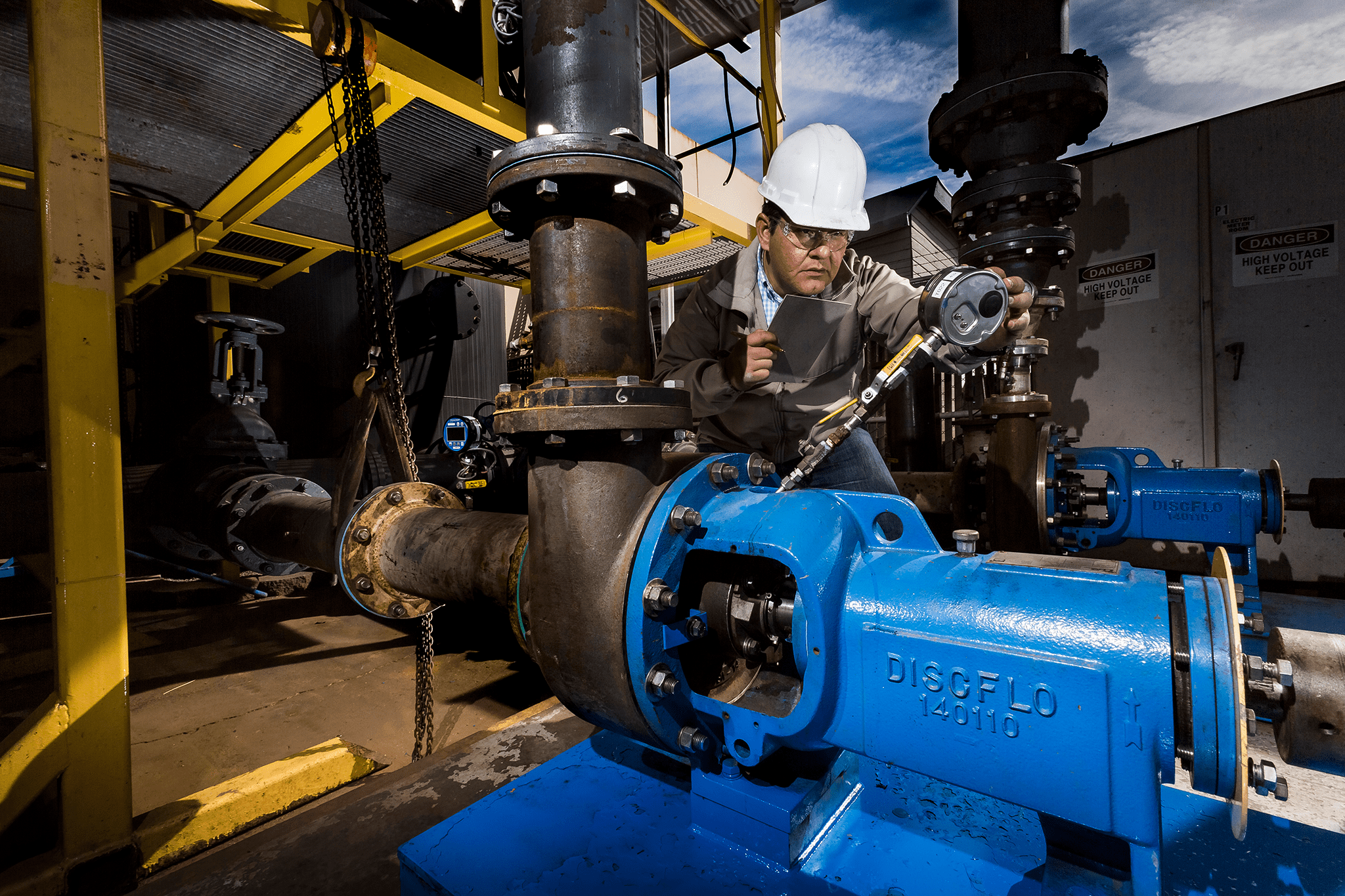 Discflo pumpe som mand arbejder med