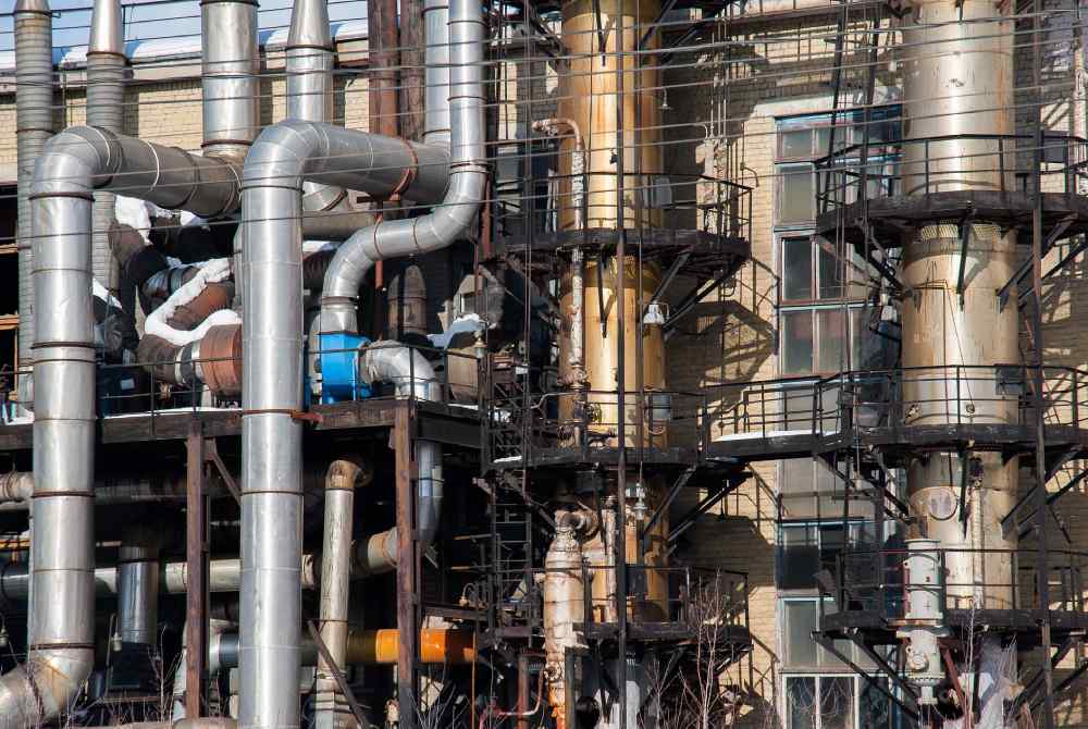 Kemiindustri illustreret med et kemisk produktionsanlæg