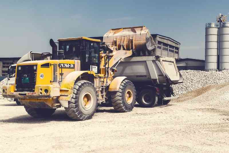 Køretøjer illustreret med en gummiged og en lastbil